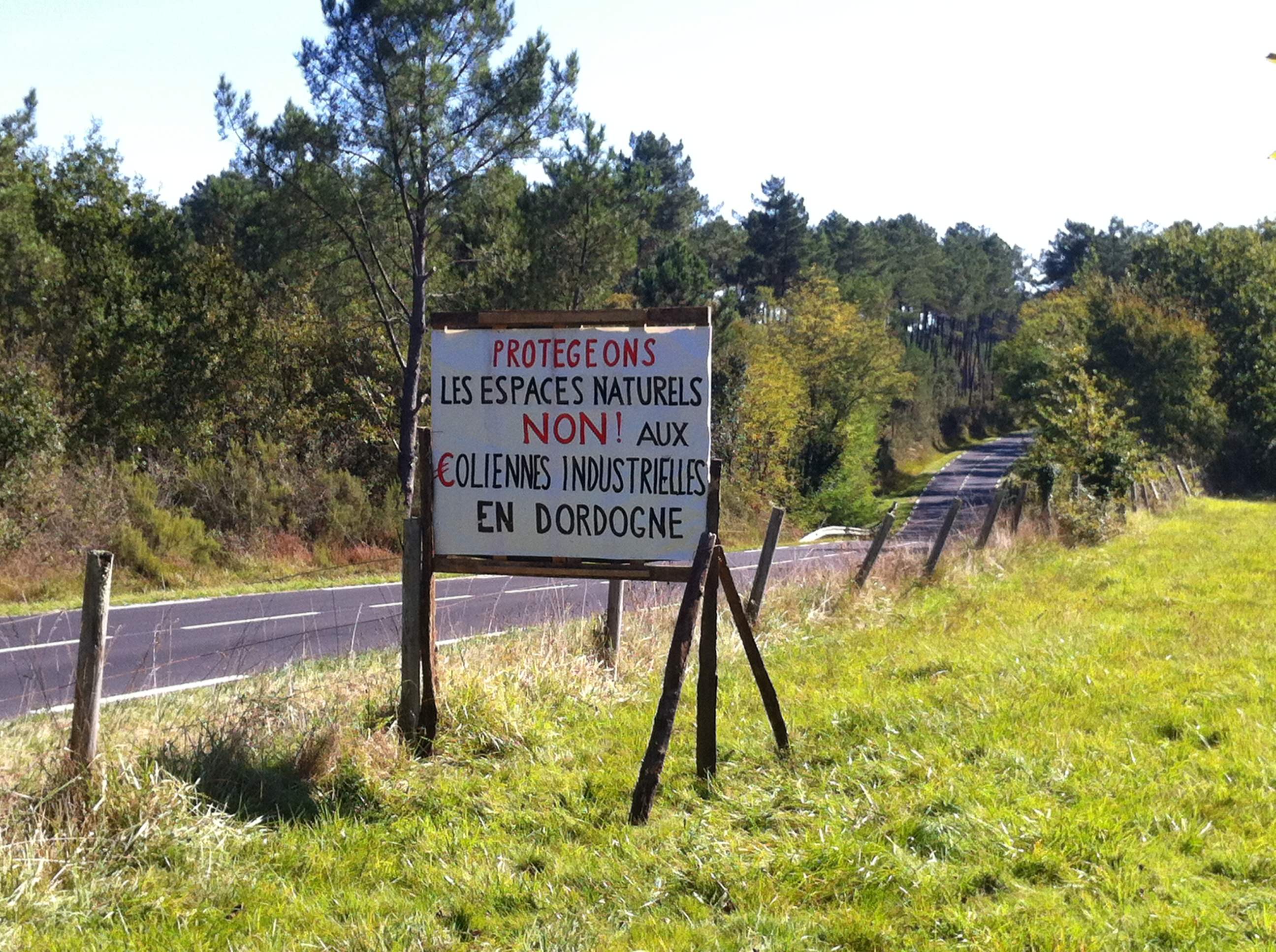 Non aux eoliennes dans la foret de la Double